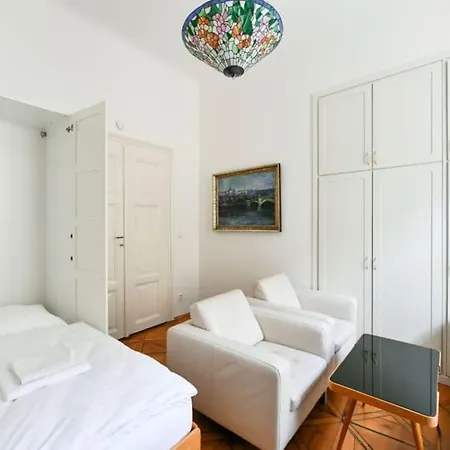 Apartament 5 Single Confortable Beds At Charles Bridge