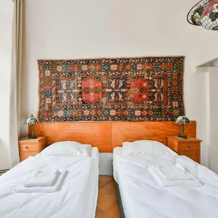 5 Single Confortable Beds At Charles Bridge * Прага